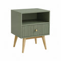 Comodino con 1 cassetto e vano aperto struttura in MDF colore verde salvia gambe in legno massello di faggio e maniglia in metallo dorato 45x40x55 cm