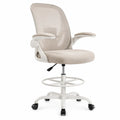 Sedia da ufficio ergonomica con schienale in rete e anello poggiapiedi base girevole bianca con ruote e regolazione altezza colore beige e bianco