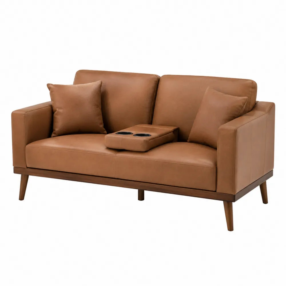 Divano due posti in ecopelle marrone con portabicchieri centrale rimovibile struttura in legno gambe inclinate stile moderno 2 cuscini