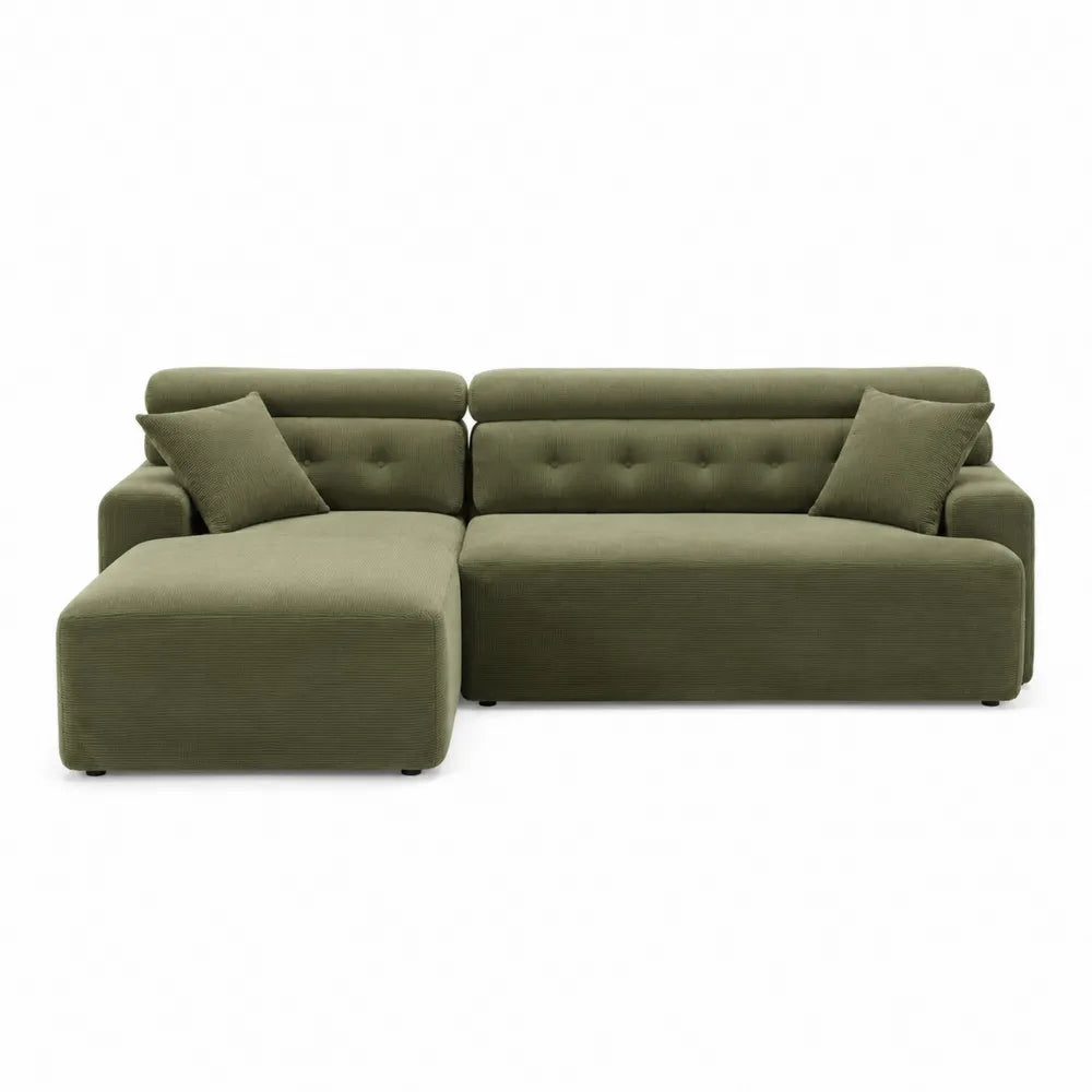 Divano modulare a L con chaise longue in tessuto verde oliva struttura in legno gambe in legno massello stile moderno